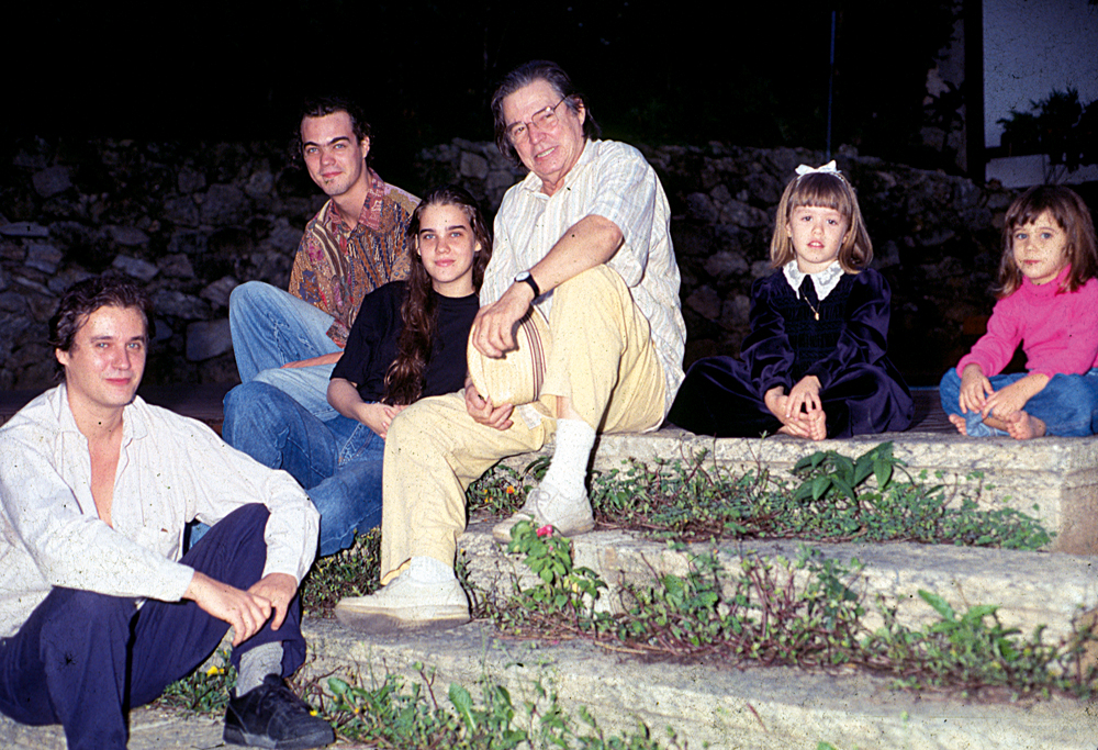 Da esq. para a dir., o pai, Paulo, o irmão, Daniel, Dora, Tom, a tia Maria Luiza e a irmã, Isabel, em 1993