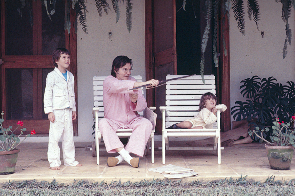 Aprendendo arco e flecha com o avô e o irmão, de pijama, no sítio Poço Fundo, em 1979