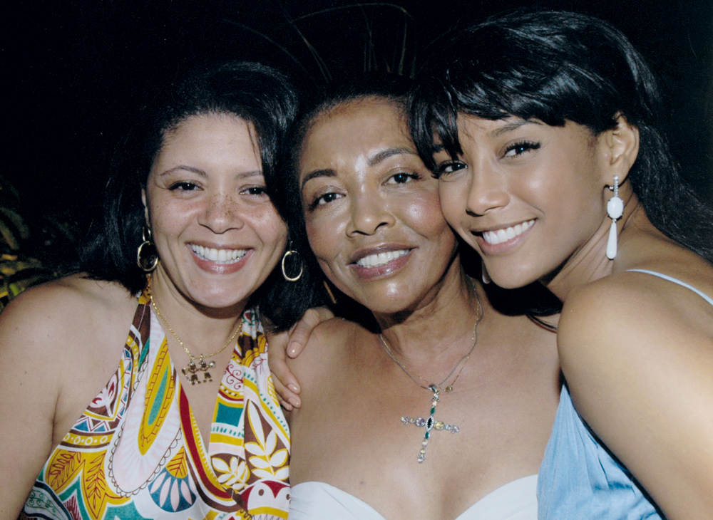 Mulheres de família: ao lado da mãe, Mercedes, e da irmã, Cláudia