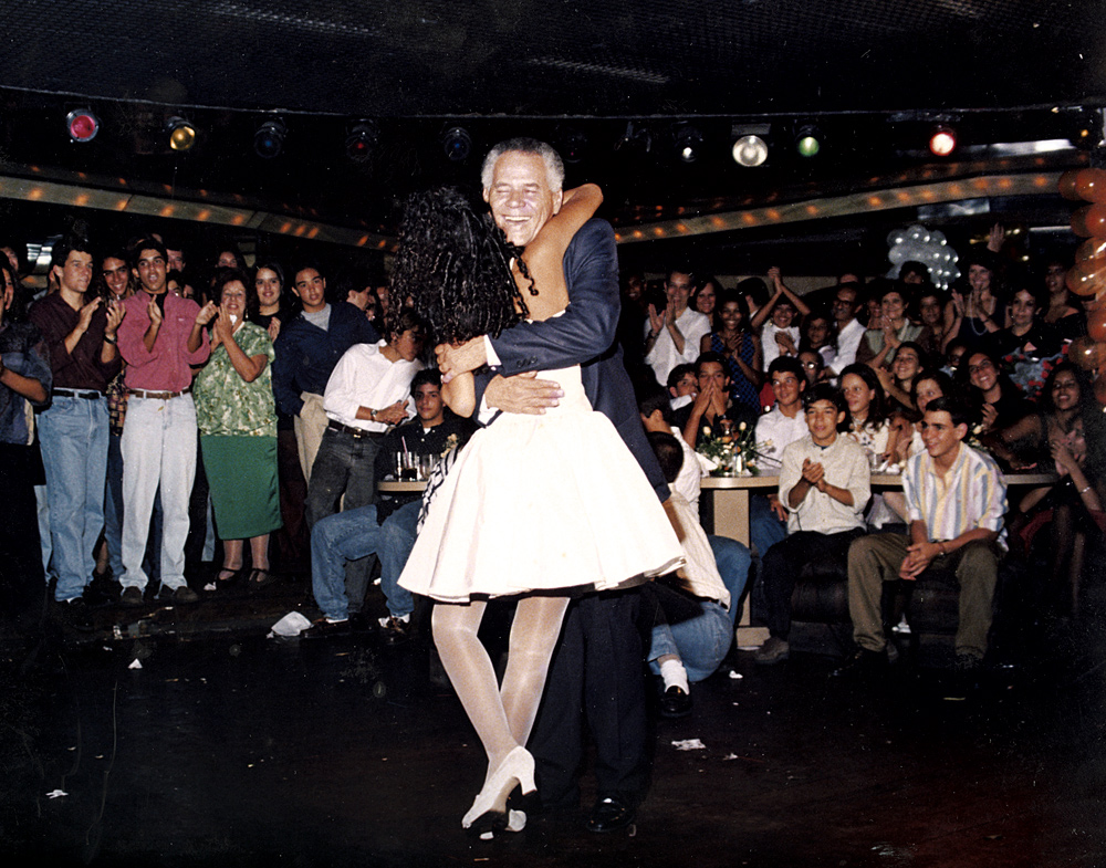 Abraçada ao pai, na sua festa de 15 anos, na boate Mikonos, point dos anos 90, no Rio
