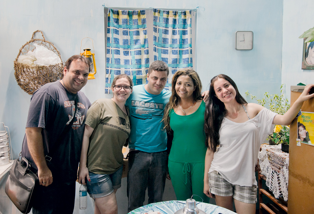 Com a equipe do clipe de “Xirley Xarque”. À dir., a diretora Priscilla Brasil