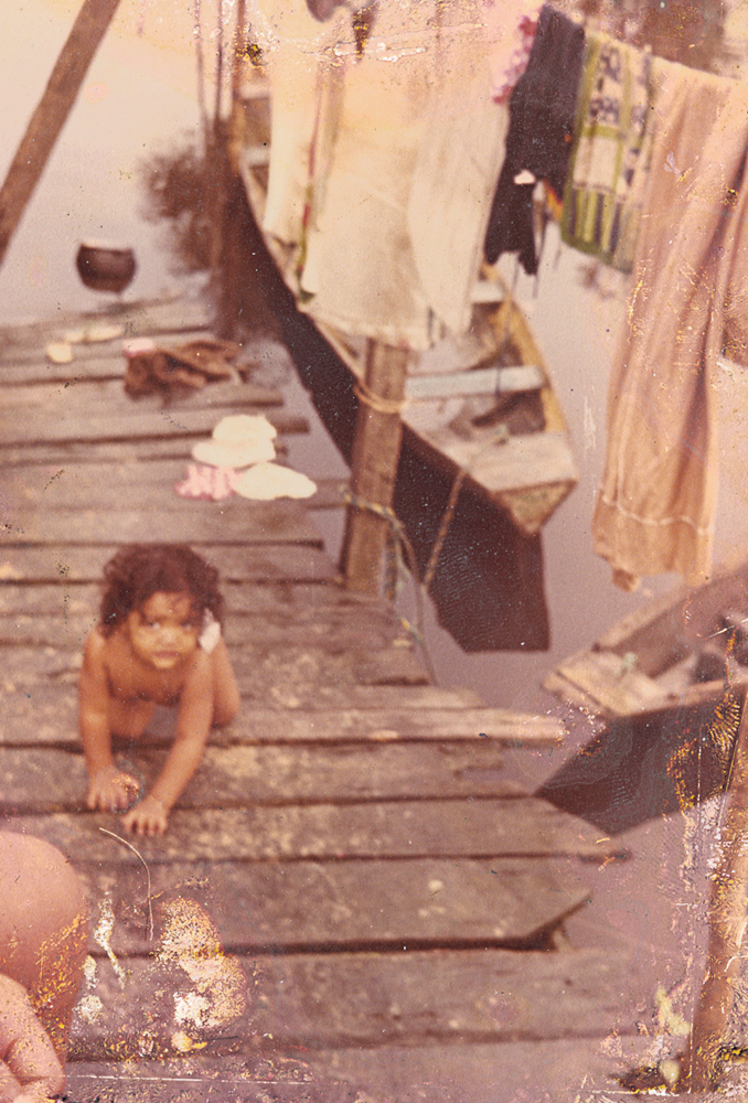 Gaby, aos 2 anos, na casa da avó materna, que vivia na beira do rio, em São Miguel do Guamá (PA)