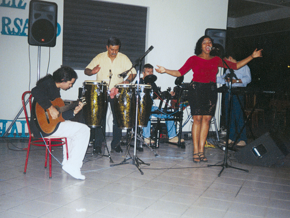 Com a primeira banda, cantando MPB em barzinho de Belém, em 1997