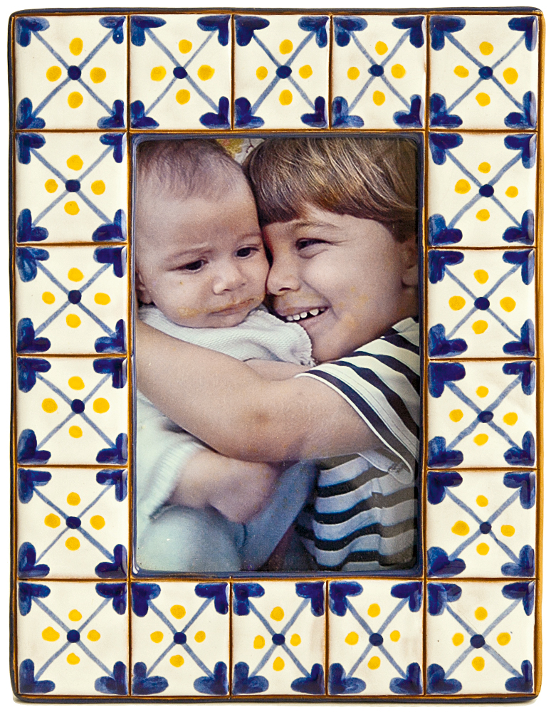 12. Porta-retratos de azulejo português “Comprei em Lisboa. A foto é dos meus sobrinhos, sou supercoruja.”