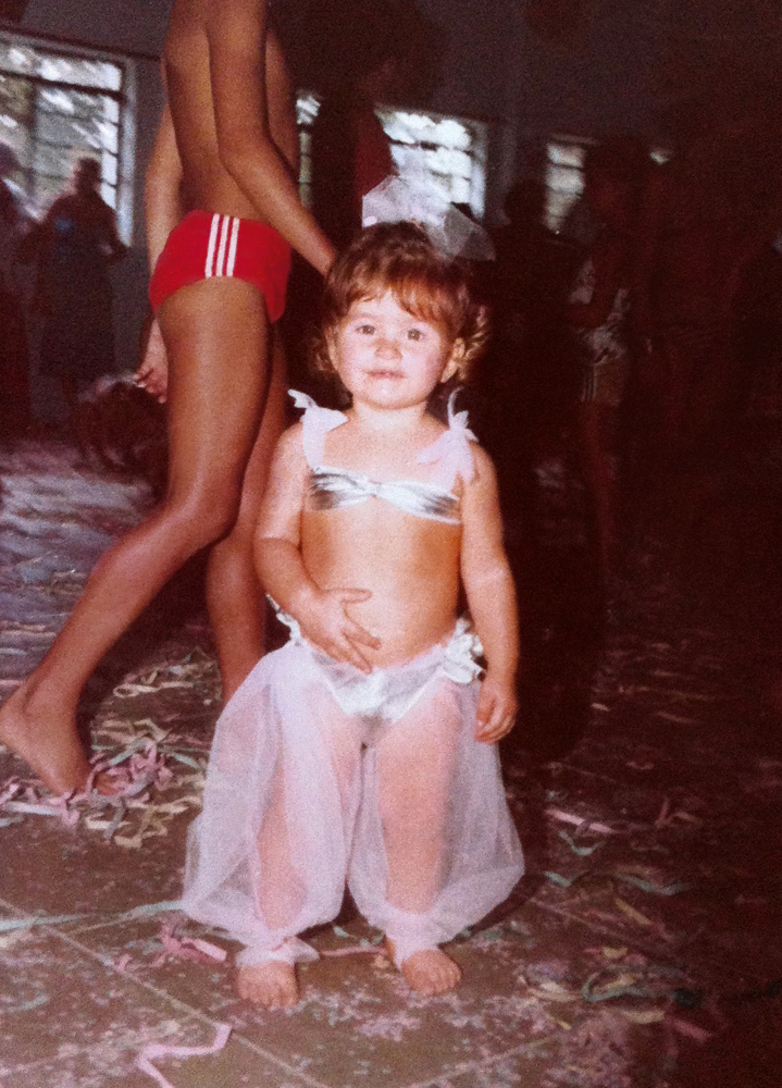 Cibelle com fantasia de odalisca feita pela mãe, no Carnaval de 1980