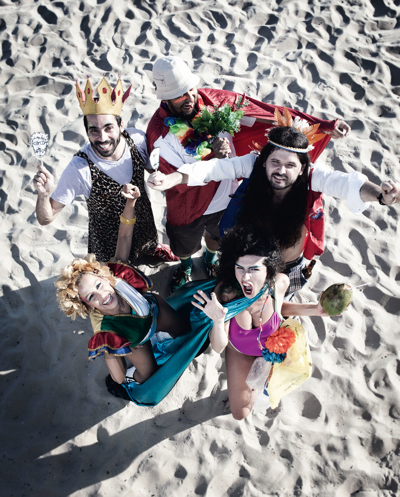 O grupo Abra na praia de Ipanema, vestidos a caráter