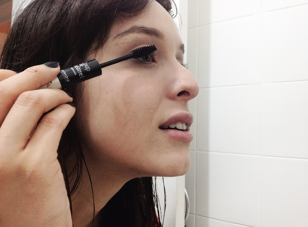 21h - Me maquiando para ir ao show da banda Saco de Ratos, do Mario Bortolloto