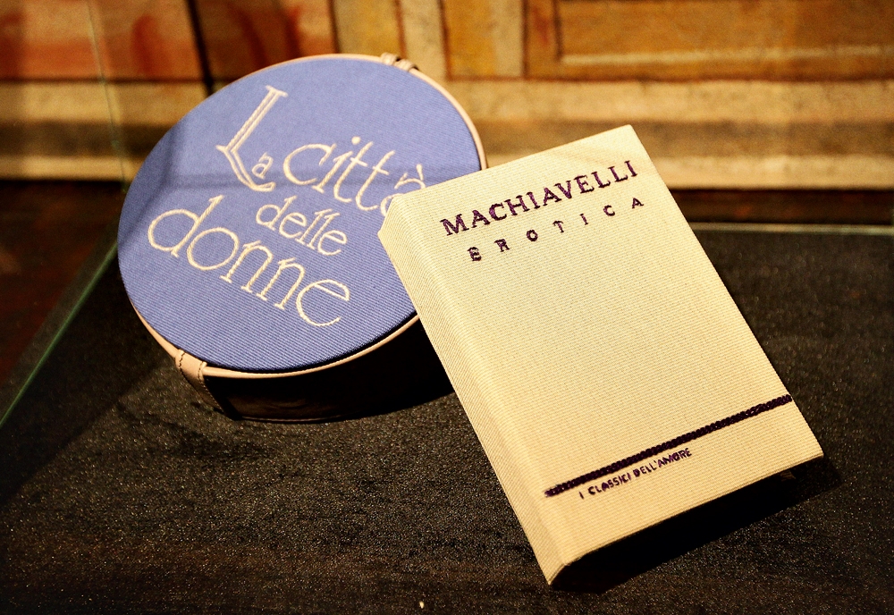 Bolsa-carteira inspirada no livro Contos eróticos, de Maquiavel