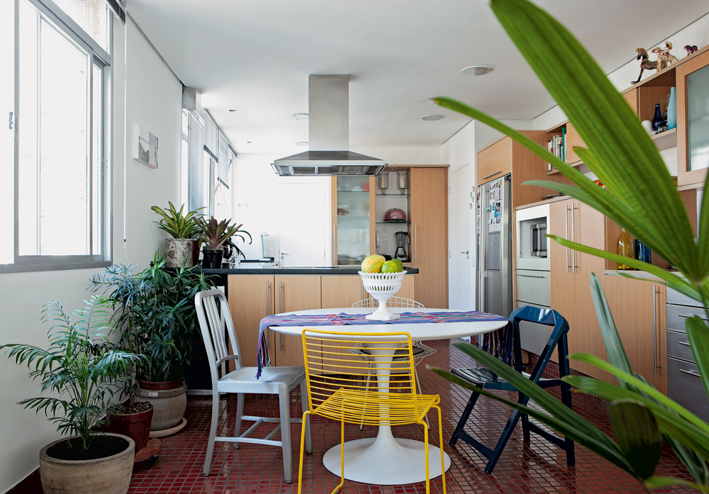 Iluminada -  A cozinha já estava reformada quando Mariana se mudou. A mesa Saarinen veio da casa do pai, e as cadeiras são da Micasa e da Forma. O caminho de mesa colorido veio de uma viagem ao México