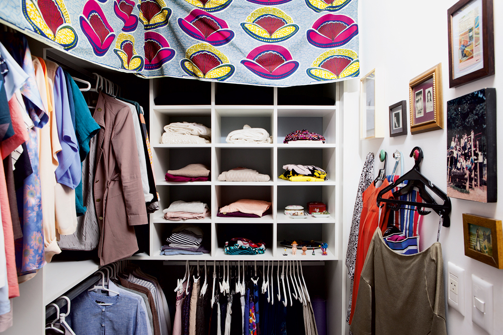 Organizada - O closet, arrumadíssimo, ganhou tecido africano comprado em Londres
