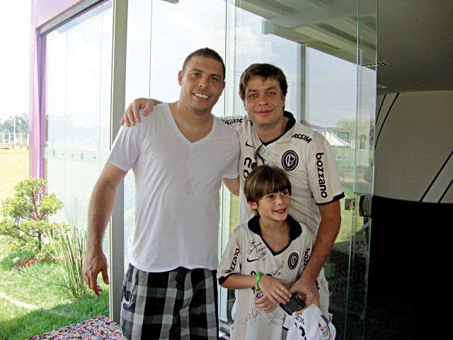 Com o filho, em momento tiete: autógrafo de Ronaldo, num treino do Corinthians, em 2011