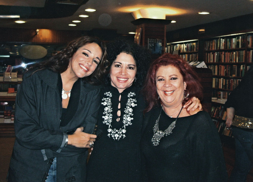 No lançamento de Desato, na livraria Argumento, entre as cantoras Ana Carolina e Beth Carvalho