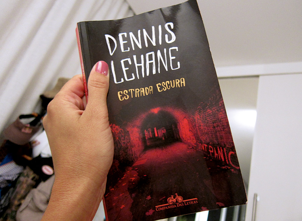 Antes de deitar leio o livro do Denis Lehane, Estrada escura, mas hoje estou cansada, acho que não duro dez páginas”