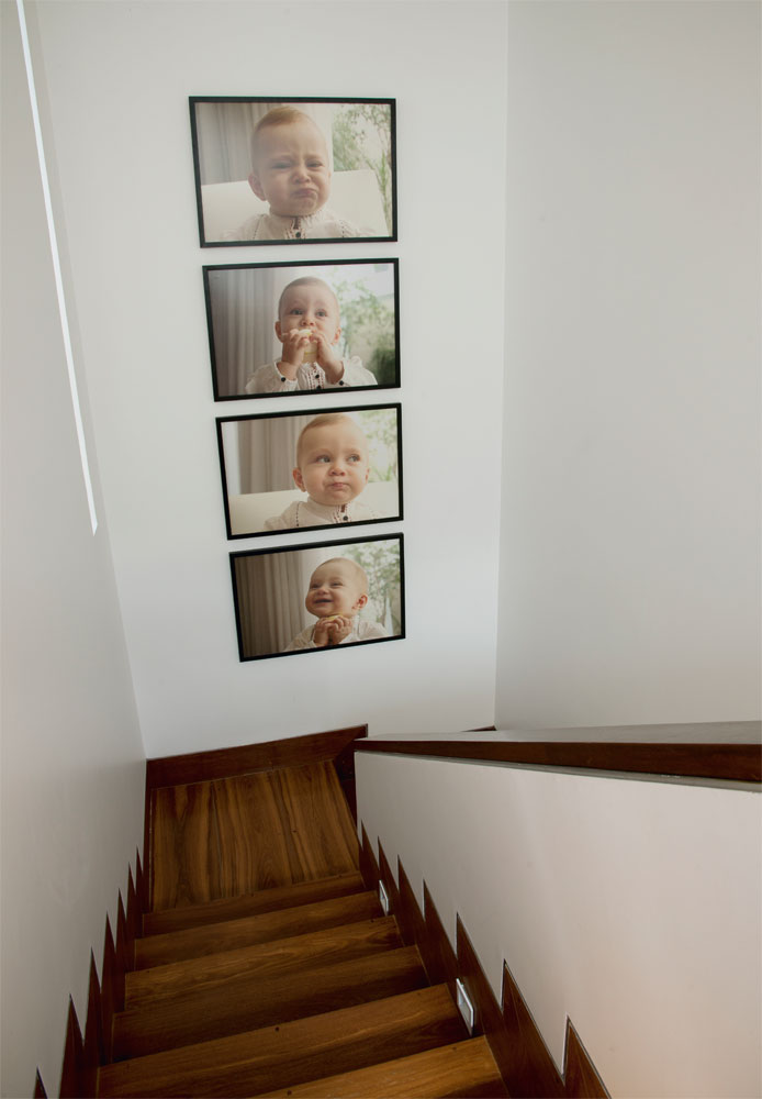 Caras e bocas  O corredor que leva à área íntima tem fotos da filha Roberta, clicadas pelo fotógrafo Edu Campos