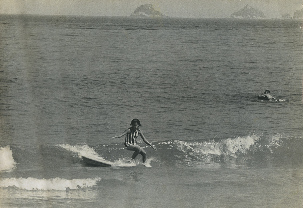Surfando de pranchão na praia do Arpoador, no Rio de Janeiro, em 1966
