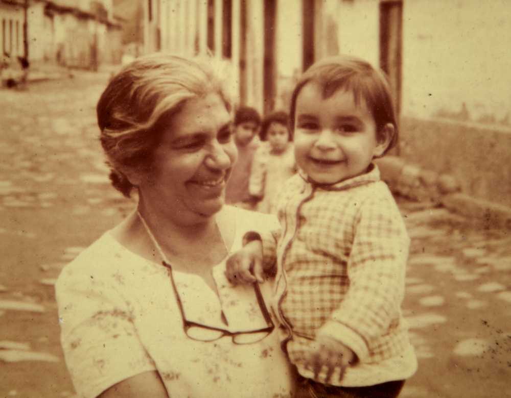 No colo da avó materna, Josephina Gibrail Costa, uma das primeiras vereadoras mulheres no Brasil, nas ruas do centro histórico de Paraty
