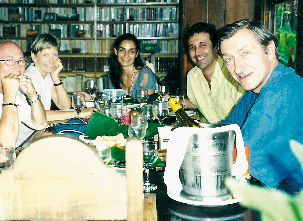 Da esq. para a dir., Louis Baum, Josephine Bradley, Belita, Mauro Munhoz e o escritor Julian Barnes, na primeira Flip, em 2003, num almoço no Le Gite d’Indaiatiba, em Paraty