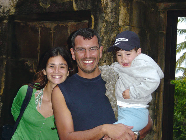 com o marido, o publicitário Paulo Lourenço, e o filho, João, na Praia do Forte, em 2005