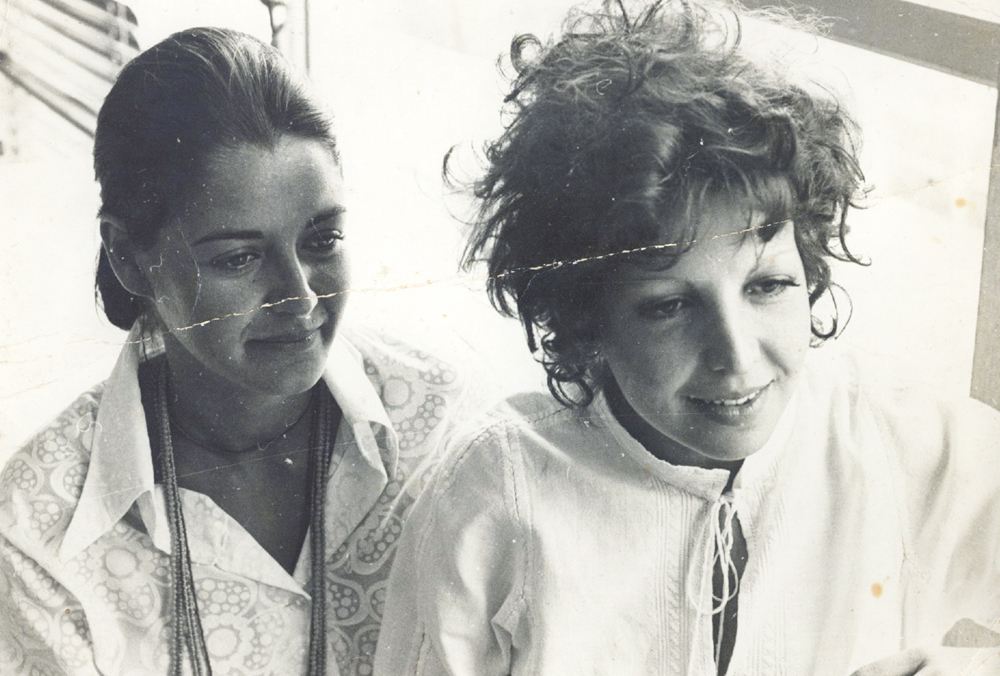 Regina com a consultora de moda Gloria Kalil, em 1968, na redação da Claudia