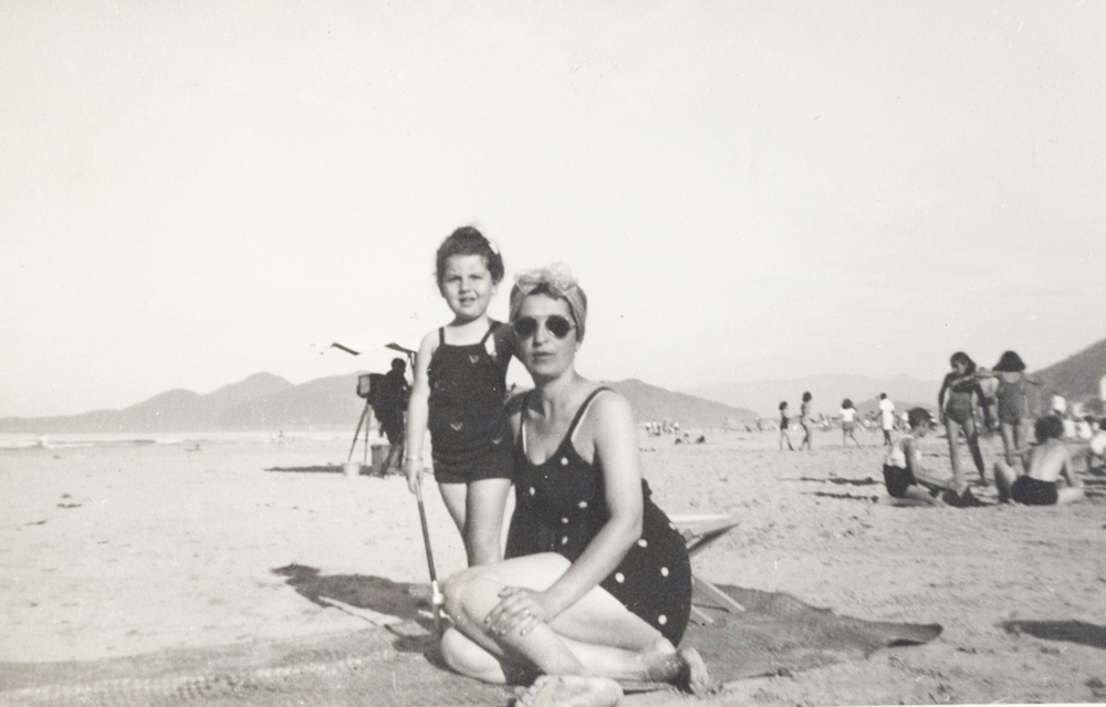 Em 1943, aos 3 anos, com “mamãe em seu maiô 'pois'