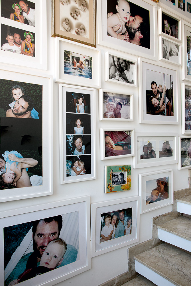 Álbum de família - As paredes do corredor da escada, que dá acesso aos quartos, é forrada de fotos da família
