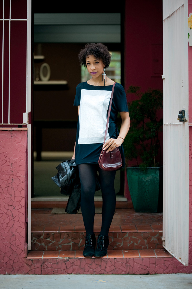 Segunda-feira, 10h20:  “Tenho uma reunião com o Renan Serrano, da Trend T – escolhi este vestido da marca dele. Fazemos juntos um projeto com o arquiteto Marco Brajovic.”  Jaqueta de brechó, vestido Trend T,  meia-calça Trifil, ankle boot Zara, bolsa Bali e brinco Christopher Alexander