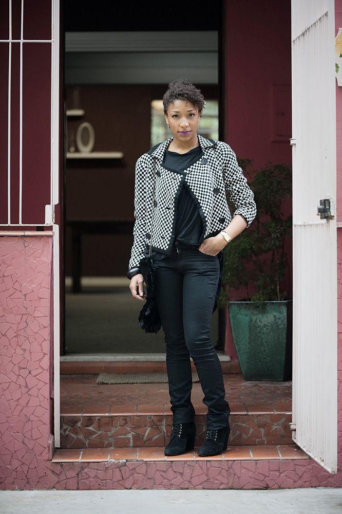 Terça-feira, 10h50:  “Escolhi um look mais formal porque vou a uma reunião na faculdade para discutir meu trabalho de conclusão de curso.”  Casaco de tweed Casa Juisi, camiseta Rober Dognani, calça Amapô,  ankle boot Zara, bolsa Diego Cattani,  relógio presente da mãe, brincos de uma feirinha em Embu das Artes e pulseira de brechó