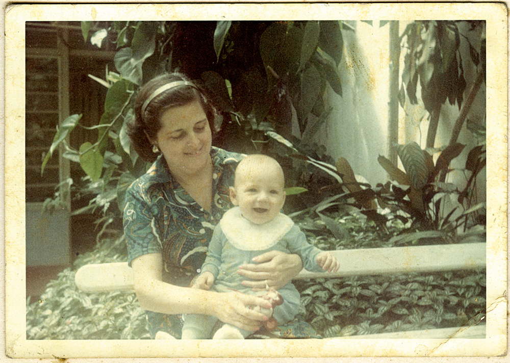 a sogra Celina Clauset com o neto, com 4 meses, época em que Rose estava presa
