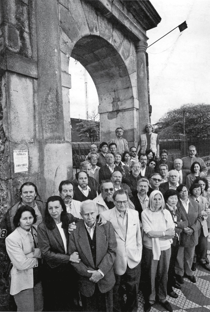 em 27 de julho de 1997, em frente ao arco do portal, resquício do presídio de Tiradentes, em São Paulo, 31 ex-presos políticos posam para a foto, a convite da revista Veja