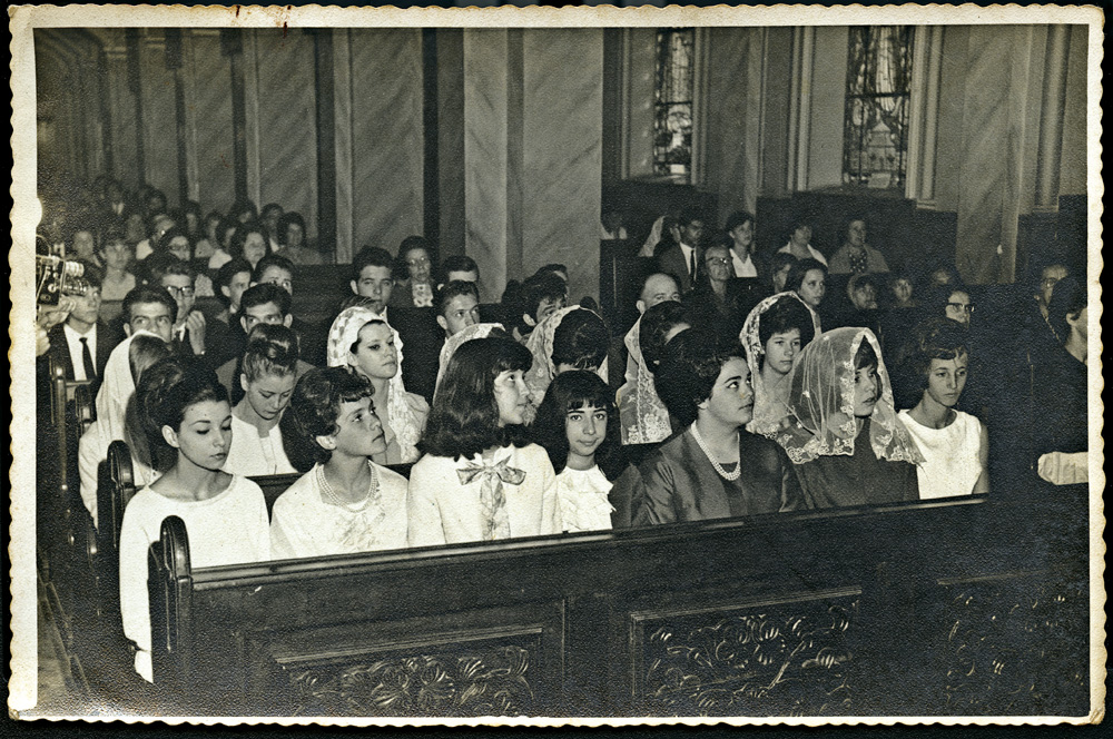 na missa, em 1963: “Sou a primeira à esquerda. Não suportava o véu branco”
