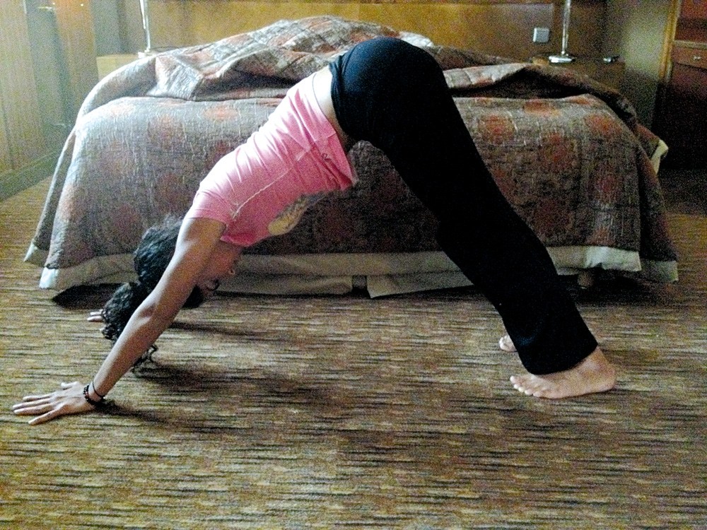 08:30 - “Adaptei a ioga ashtanga – que é bem puxada – a exercícios tibetanos. Pratico desde os 14 anos, é a primeira coisa que faço quando acordo”
