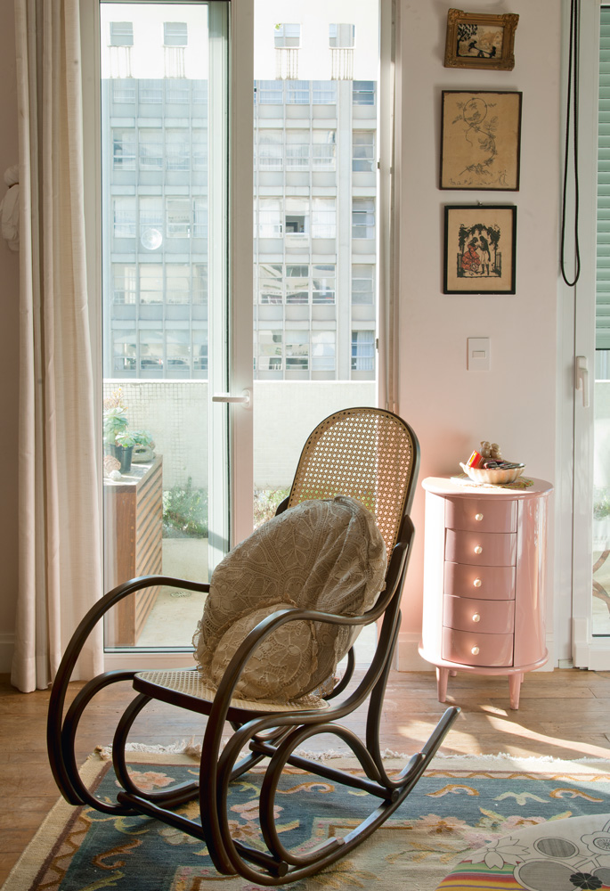 No balancê - Detalhe do quarto de Fawsia, cadeira de balanço da Thonarte. Ao fundo, um móvel antiguinho que ela laqueou de cor-de-rosa