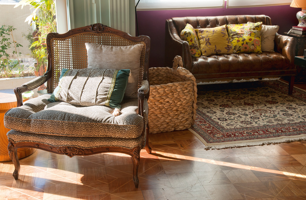 Garimpo - Detalhe do escritório da casa, o sofá Chesterfield antigo tem almofadas feitas com tecidos que já foram peças de roupa. A poltrona francesa do século 19 foi comprada em um família vende tudo