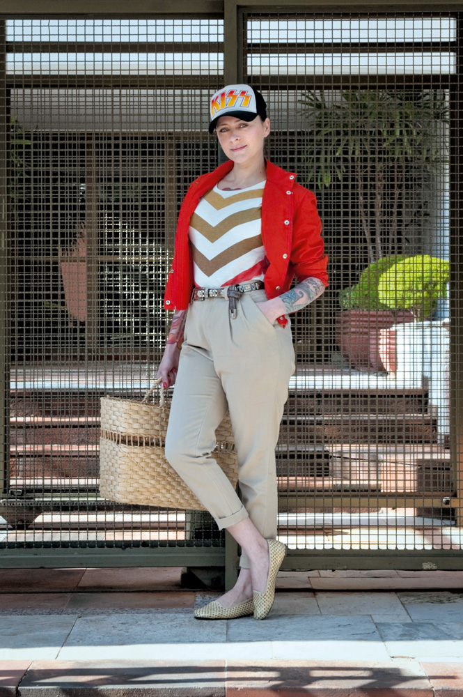 Domingo, 10h: “Dia de ir à feira da alameda Lorena, nos Jardins! Adoro comer pastel lá com as amigas, vou sempre que posso. Em seguida, almoçamos juntas.” - Camiseta Renner, jaqueta Bershka, calça Gap, slipper de um brechó em Madri (Espanha), cinto Etsy,  bolsa de uma feira de rua, boné Galeria do Rock