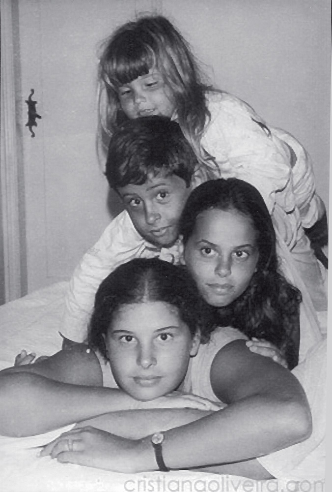 Cristiana, aos 4 anos, com os irmãos Oscar, Beatriz e Inês