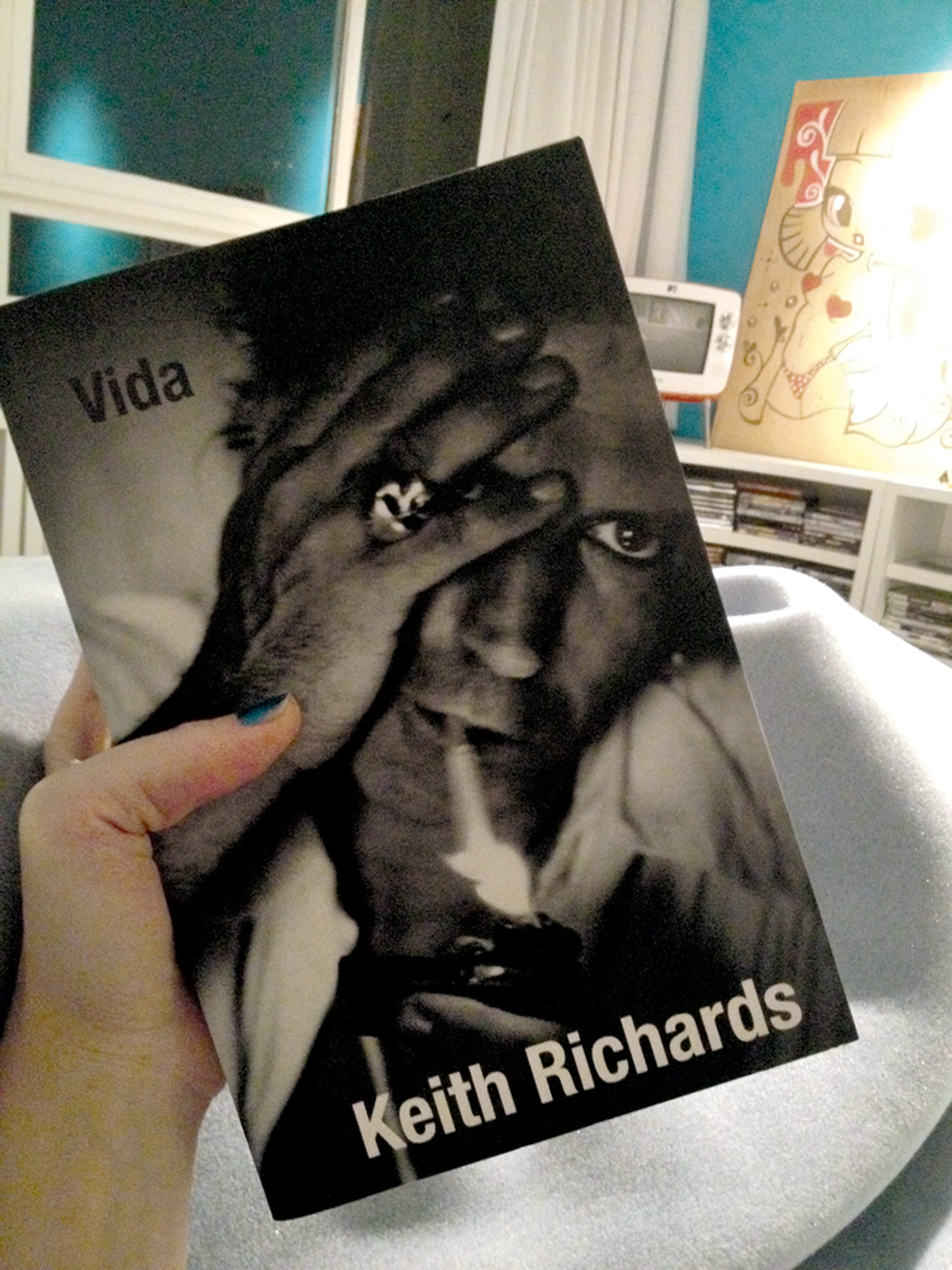 22h50 -  À noite, acalmo a mente com um bom livro. Estou lendo Vida, a autobiografia de Keith Richards.”