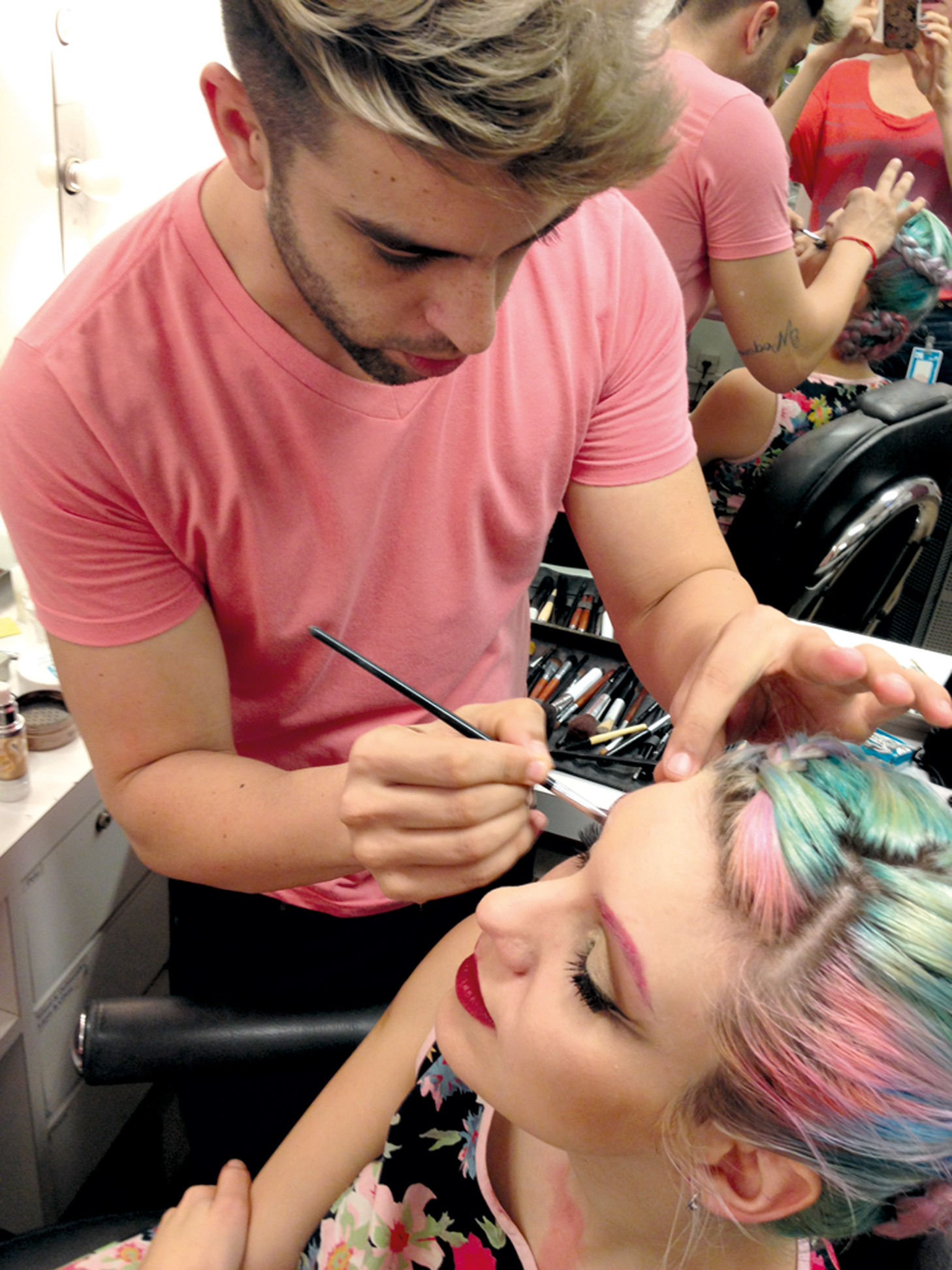 11h50 - “Na MTV, o maquiador Vinicius Ciccone faz o make.