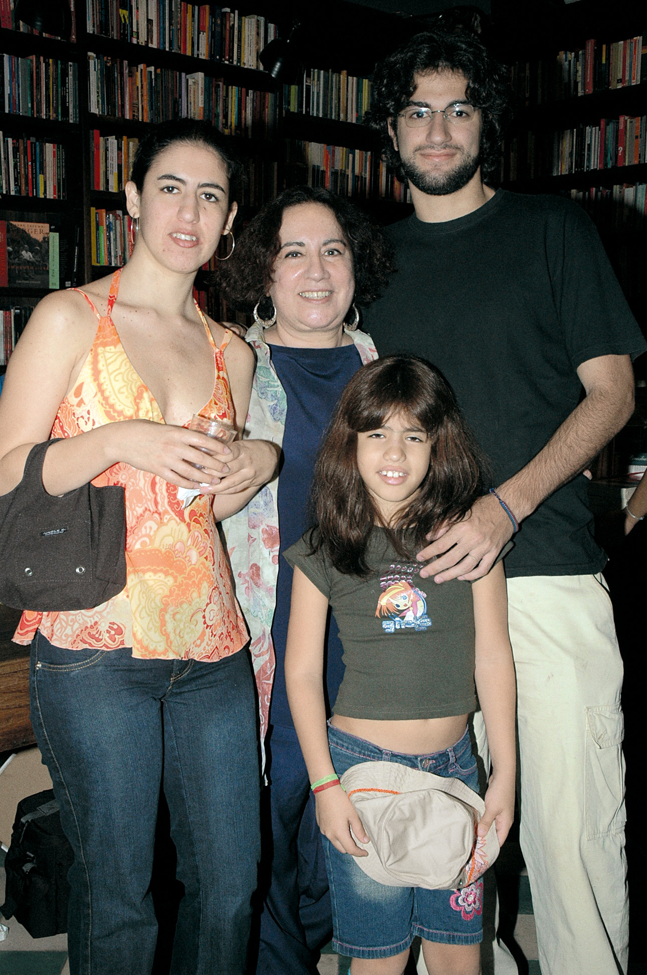 No lançamento de O livro de ouro do sexo, em 2005, com os filhos, Taísa e Deni, e a neta Diana