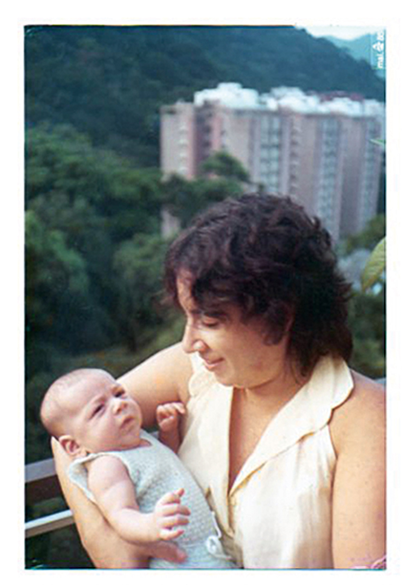 Segurando o recém-nascido Deni, em 1985