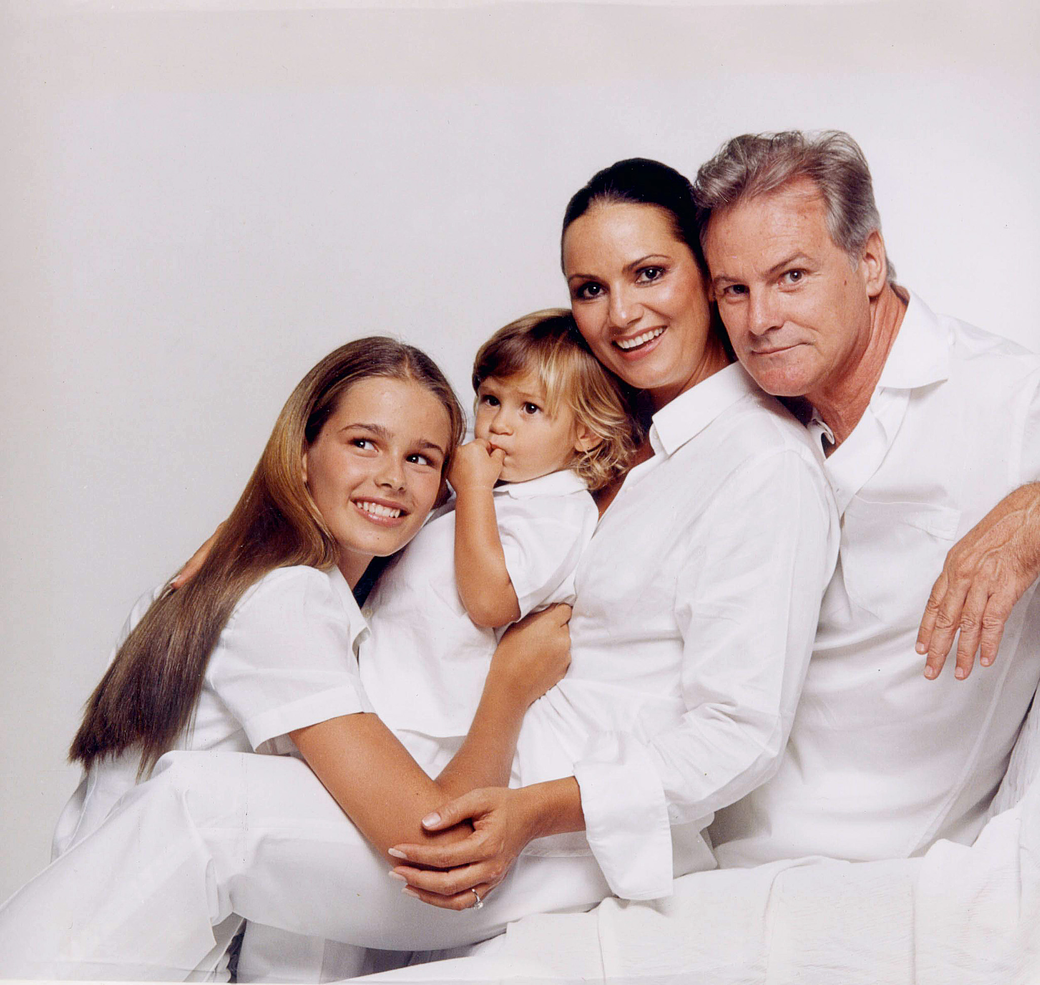 família reunida: Yasmin, Antônio, Luiza e Armando, em 2000
