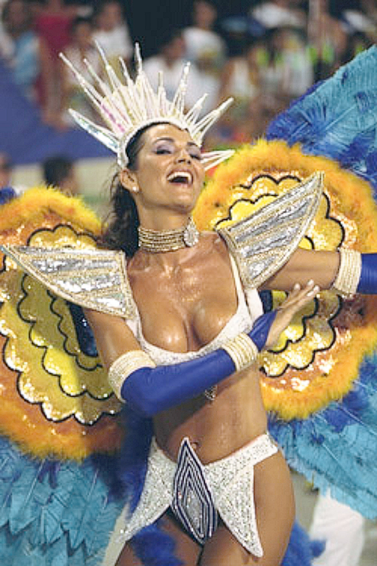 Luiza, aos 36, esbanjando sensualidade à frente da bateria da Imperatriz Leopoldinense, no Carnaval carioca de 1998