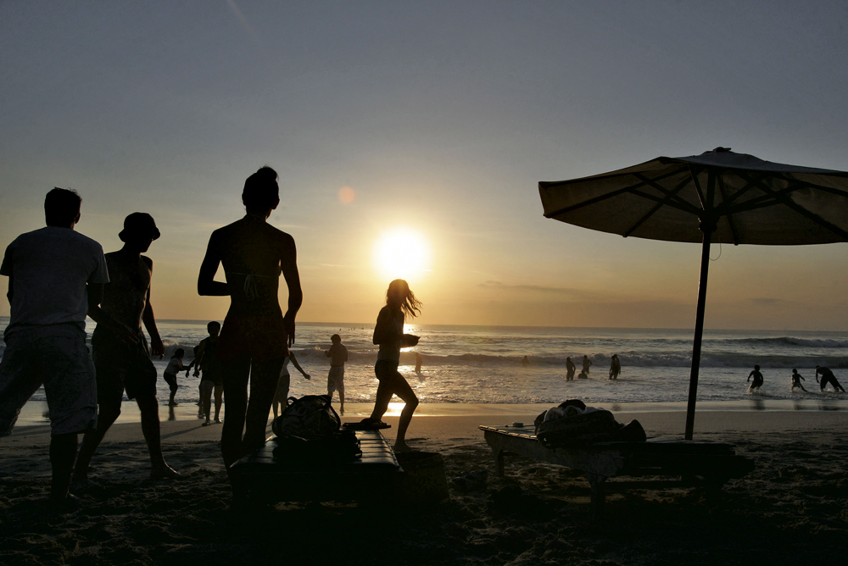 Dreamland, Bali, Indonésia - É quase uma night na praia. Rolam drinks, cabanas de aluguel, música e festas. É um lugar cheio de turistas, principalmente europeus