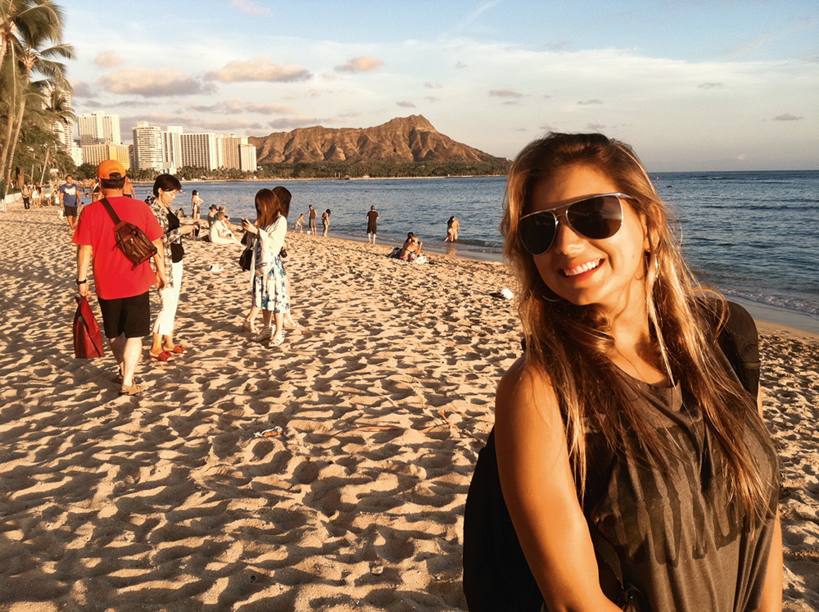 Waikiki, Honolulu, Havaí - Para aprender a surfar. É o melhor lugar do mundo para aprender, com ondas longas e pequenas [repare no mar calmo atrás de Maya, na foto]. Você pode alugar uma prancha na beira da praia e ainda contratar uma aula. É muito divertido