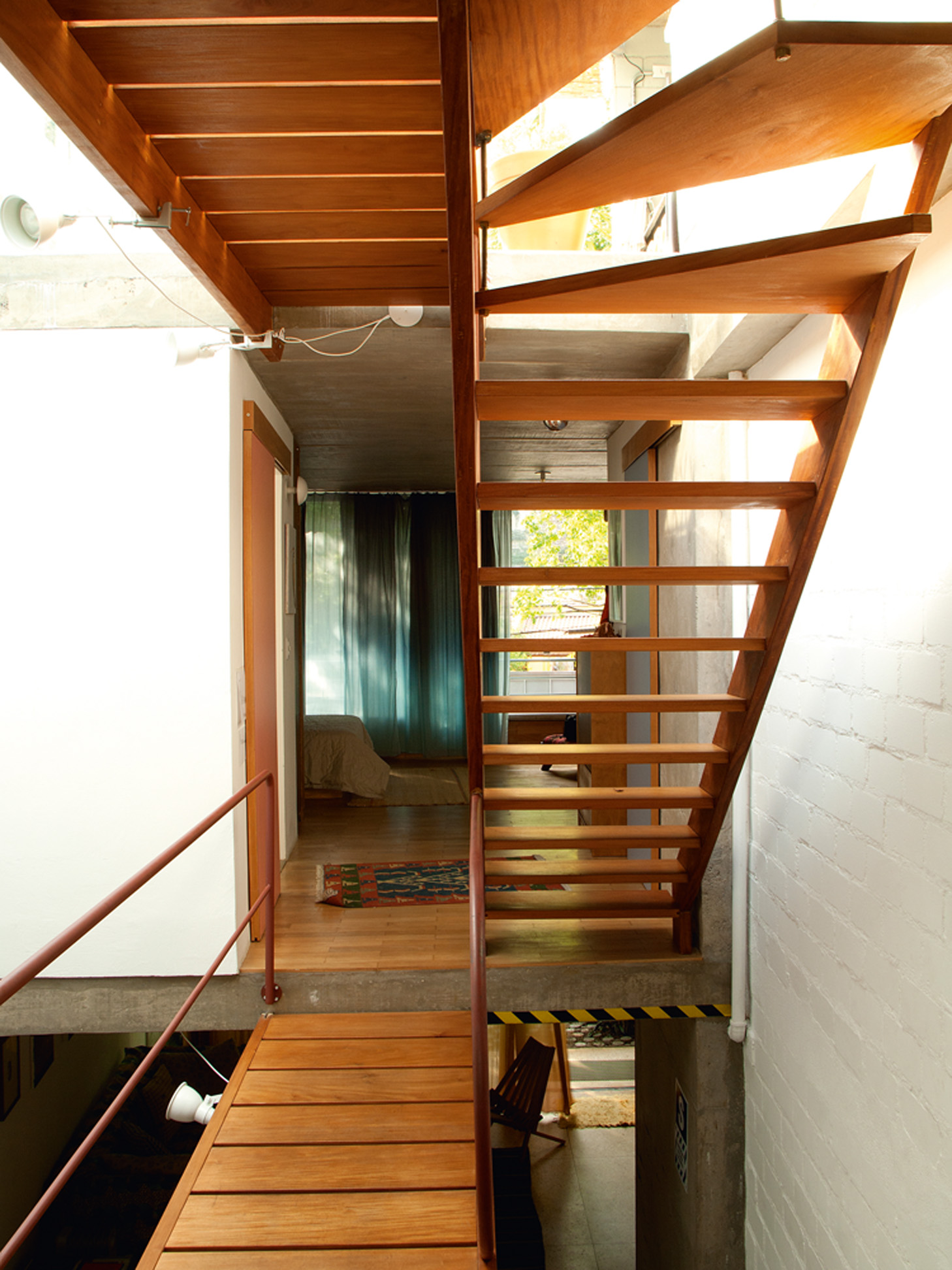 De passagem - A escada, projetada por Marco Donini e com corrimão de Douglas de Camargo, é o ponto central da casa e liga os três andares com personalidade