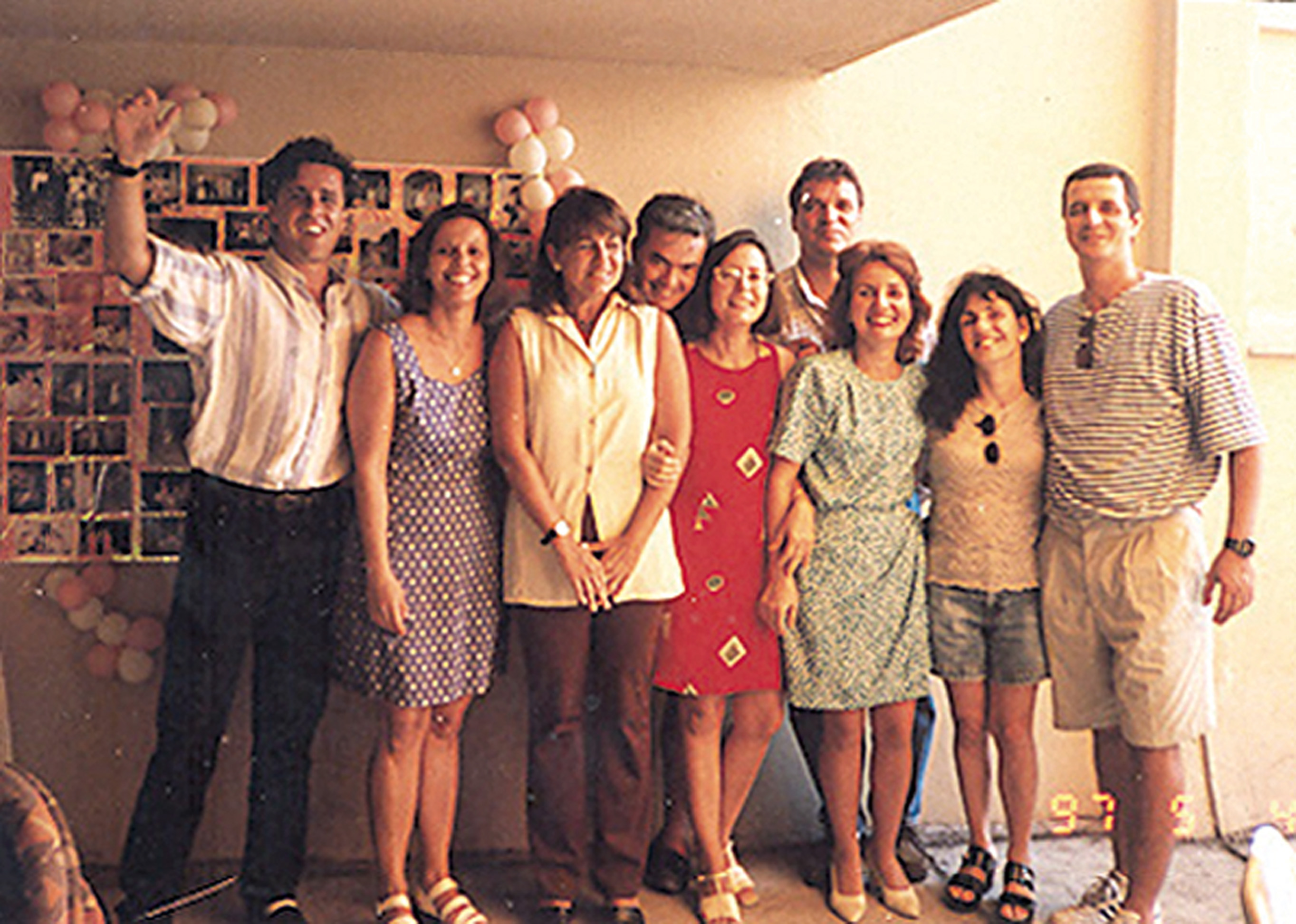 Comemorando os 40 anos com os irmãos, os primos e os pais, em 2000