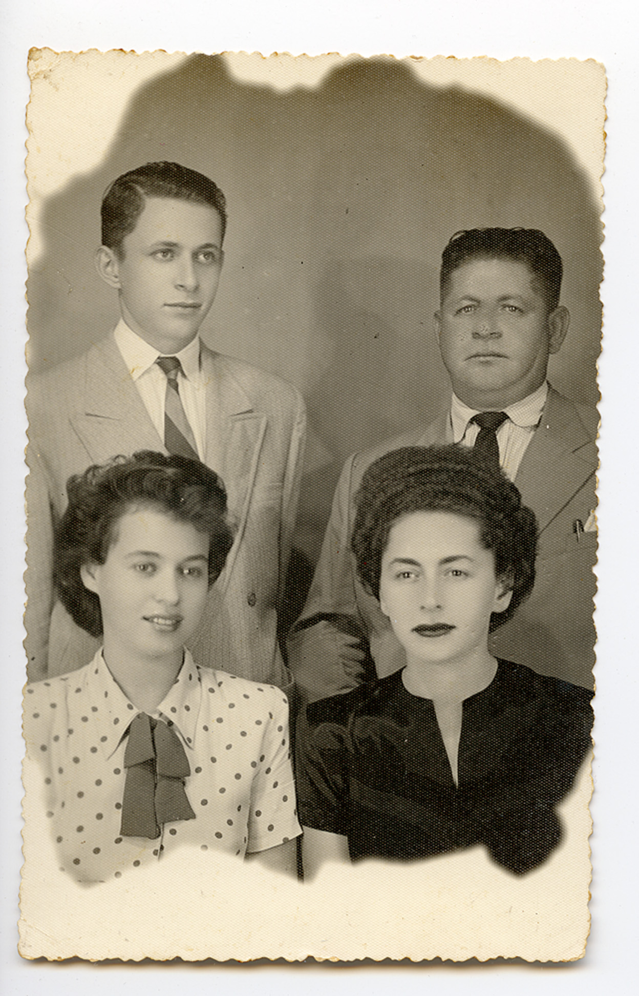 Retrato de família: em sentido horário, o irmão, Abraão, o pai, Gdal, Clara e a irmã, Sara, em Recife, pouco após a morte de sua mãe