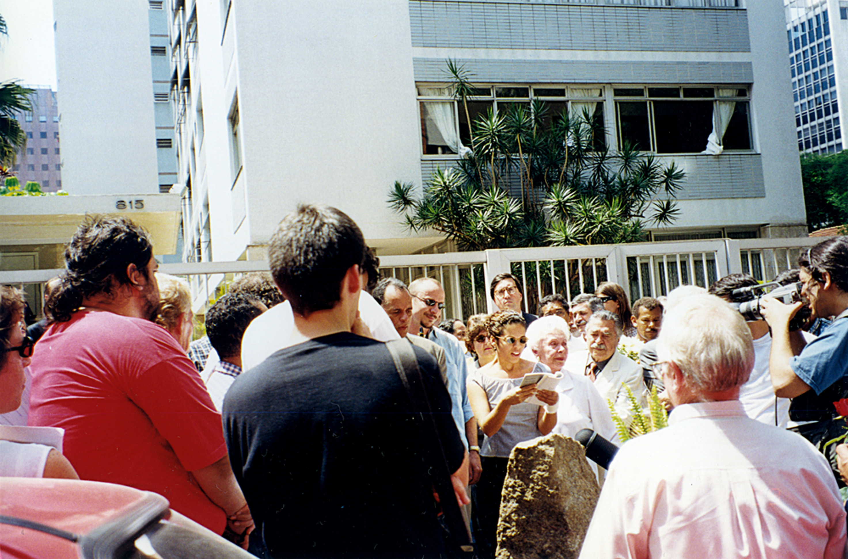 ato de 1998 pela memória da morte de Carlos Marighella, na alameda Casa Branca, em São Paulo