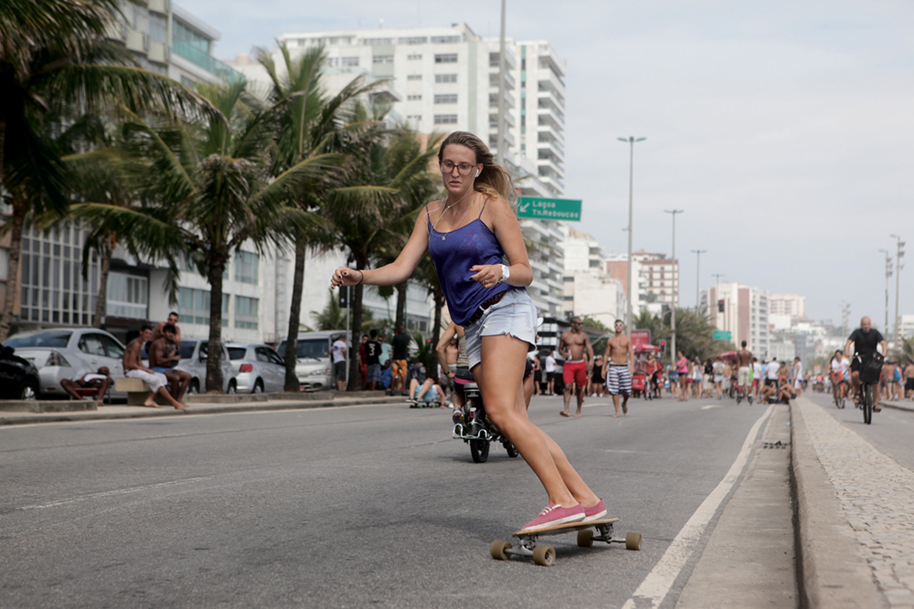 Alice Alvarenga, 19 anos, estudante, usa Skate tradicional. “Tenha calma, comece em pistas planas e aposte num tênis de solado reto.”