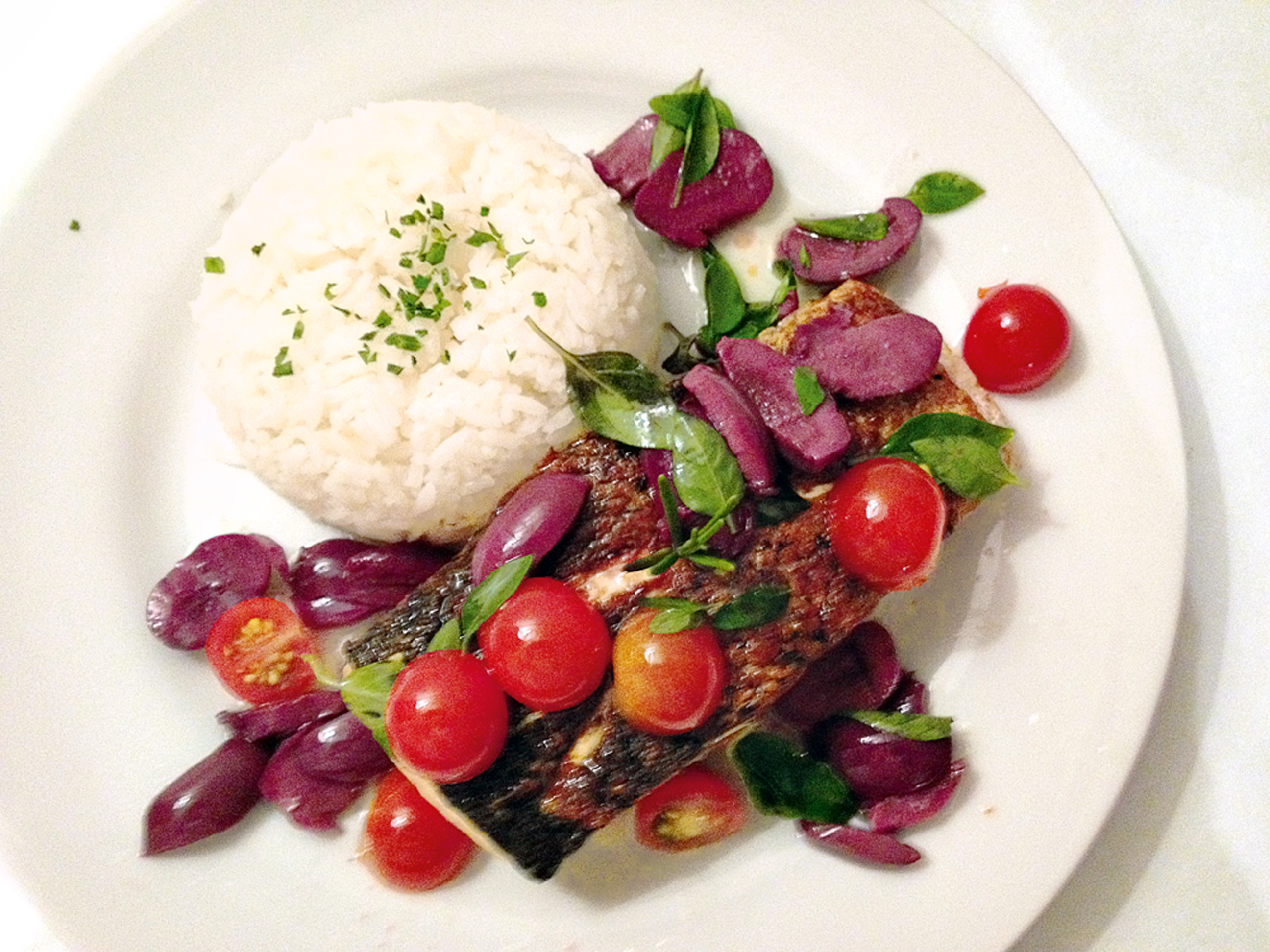 22:00 “Jantar no hotel depois de um dia cheio: salmão grelhado com azeitonas, tomate e arroz.