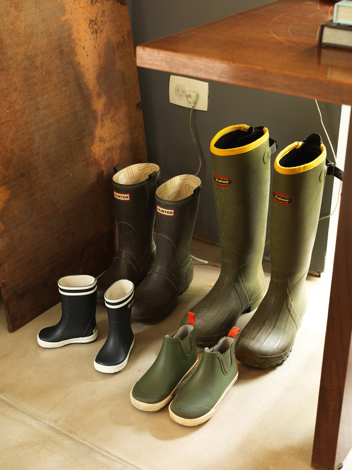 Galochas: Detalhe das botas dos moradores da casa, usadas em dias de chuva